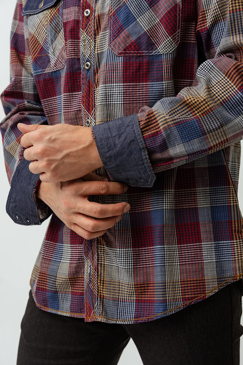 La chemise TXT à carreaux avec revers contrastés
