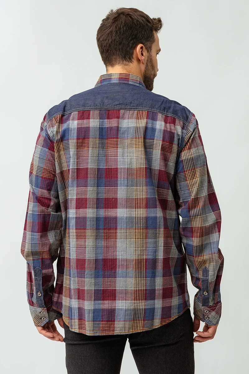 La chemise TXT à carreaux avec revers contrastés
