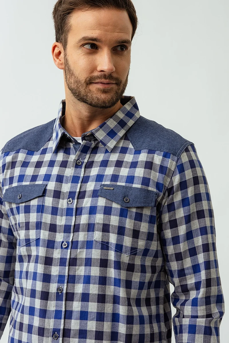 La chemise à carreaux revers contrastes