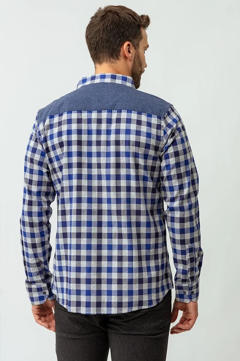 La chemise à carreaux revers contrastes