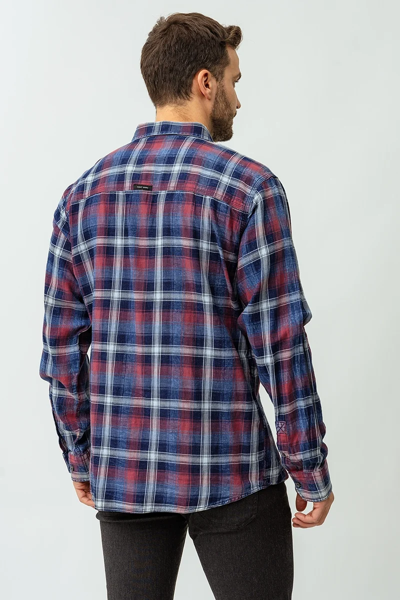 La chemise extensible à carreaux