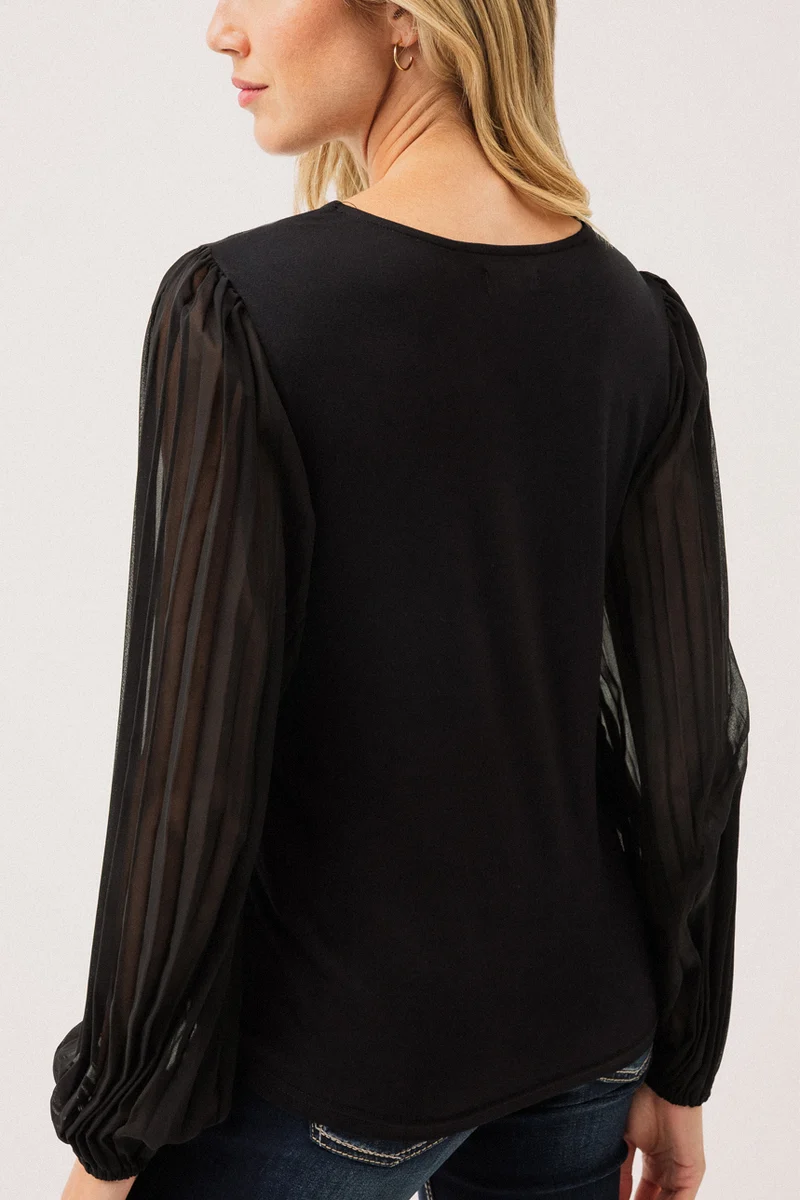 La blouse noire à manches plissées soleil
