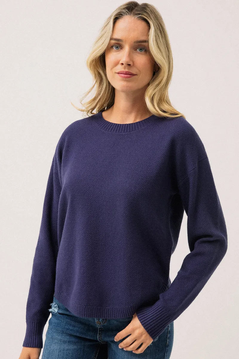 Le chandail marine en tricot texturé