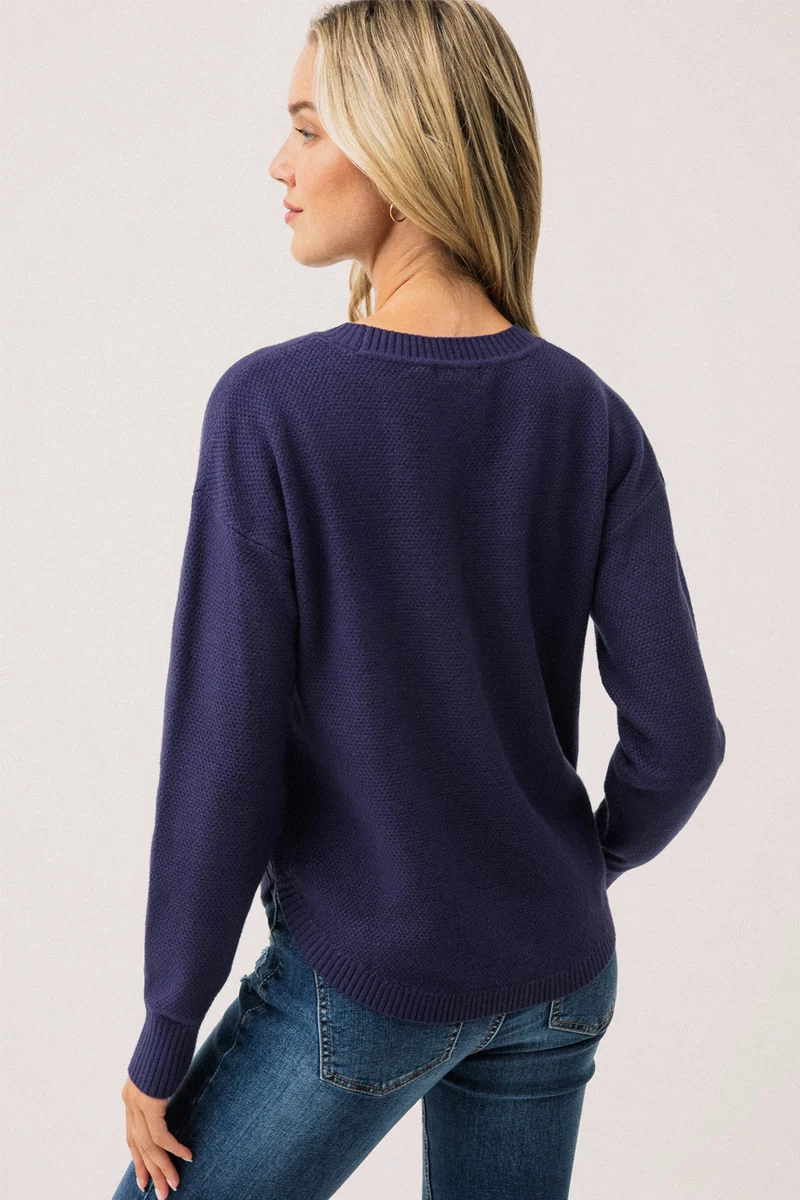Le chandail marine en tricot texturé