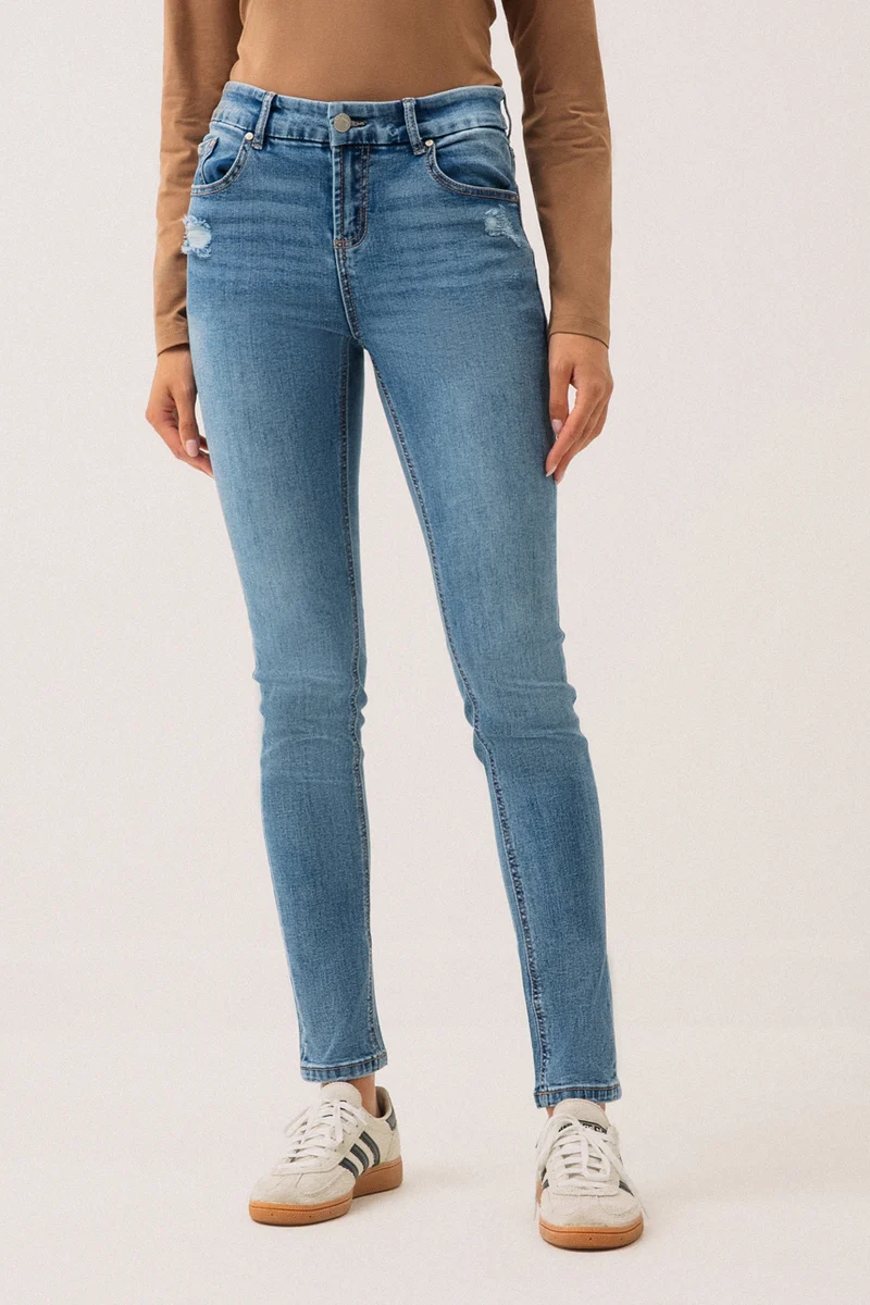 Le jeans étroit avec usure aux poches | Modèle Sophia