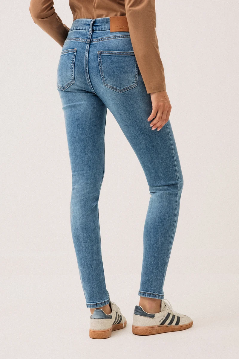 Le jeans étroit avec usure aux poches | Modèle Sophia