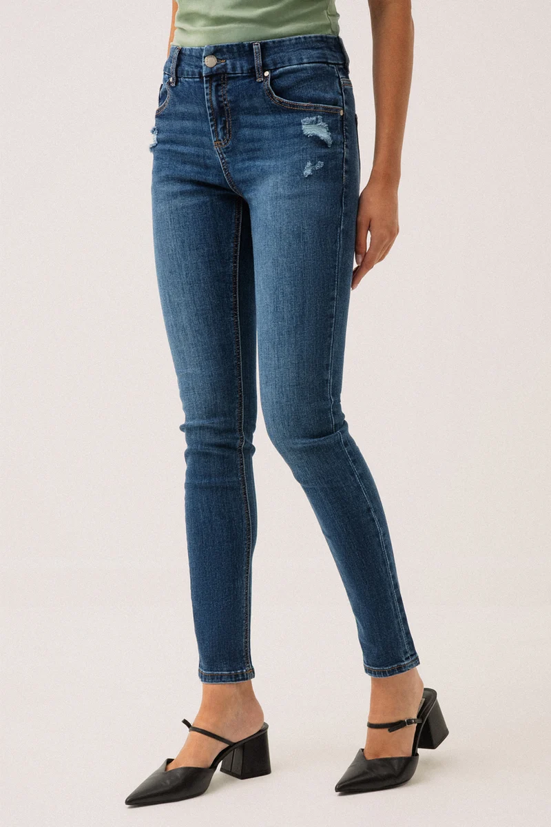 Le jeans étroit avec usure aux poches | Modèle Sophia