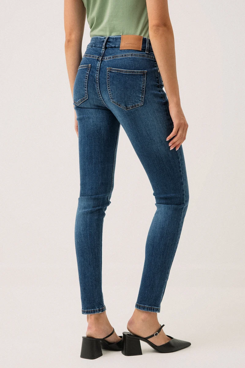 Le jeans étroit avec usure aux poches | Modèle Sophia