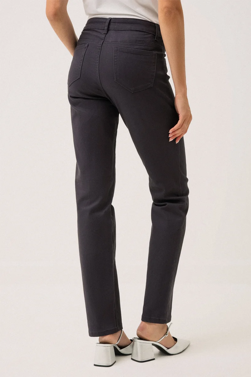 Le jeans de couleur droit avec poches appliquées