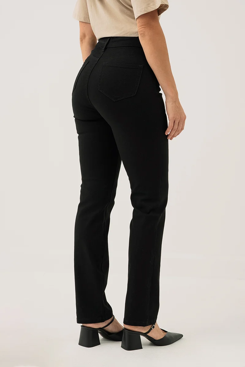 Le jeans de couleur droit avec poches appliquées