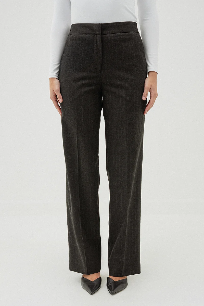 Le pantalon droit jambe large noir ligné