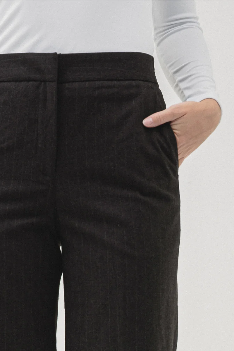 Le pantalon droit jambe large noir ligné