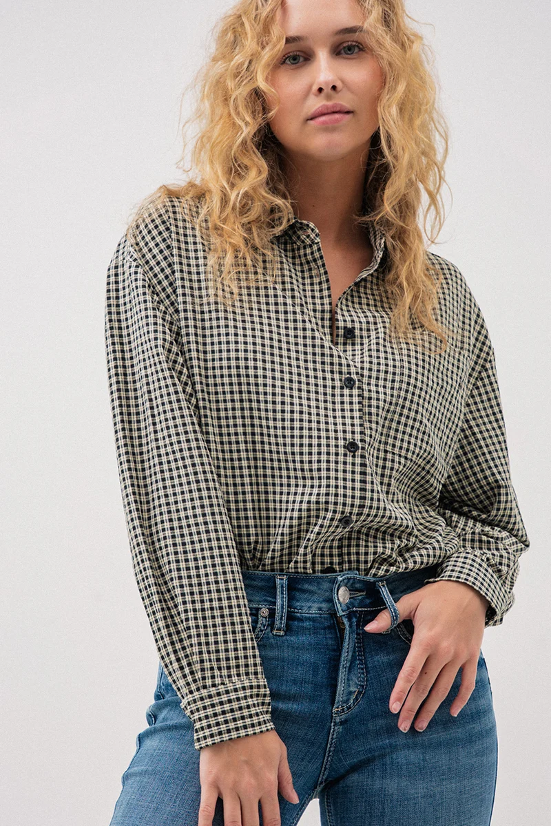 La blouse ample à carreaux