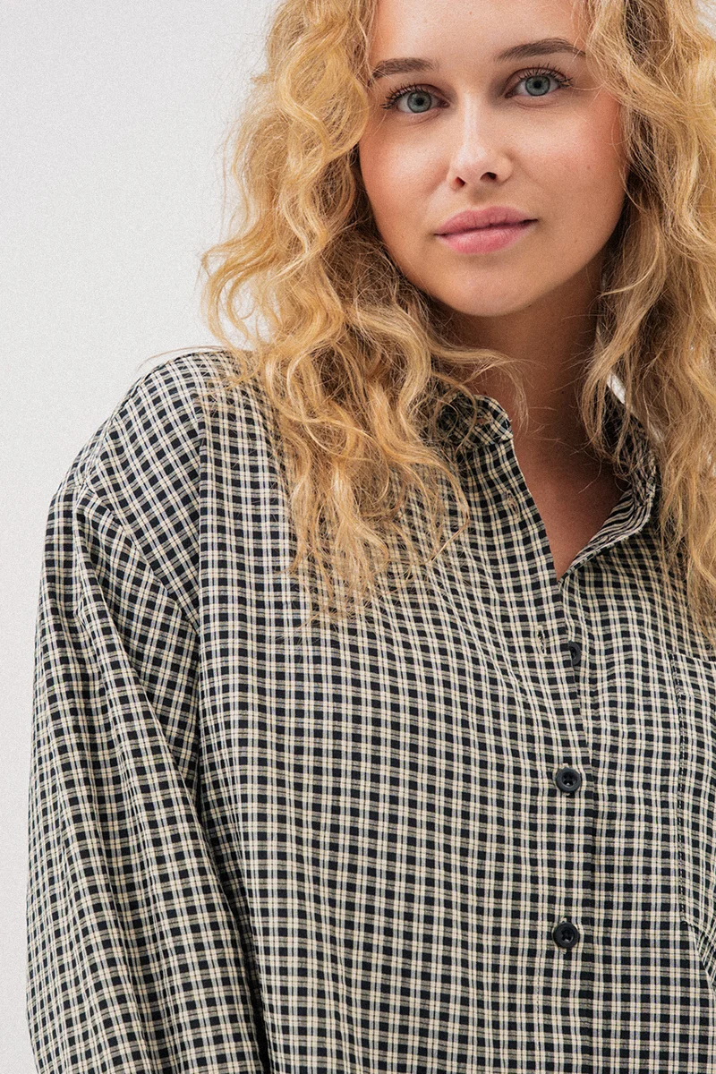 La blouse ample à carreaux