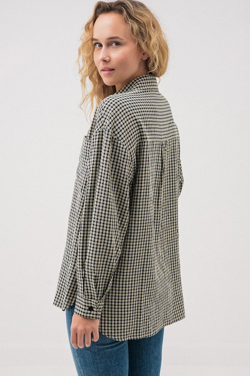 La blouse ample à carreaux