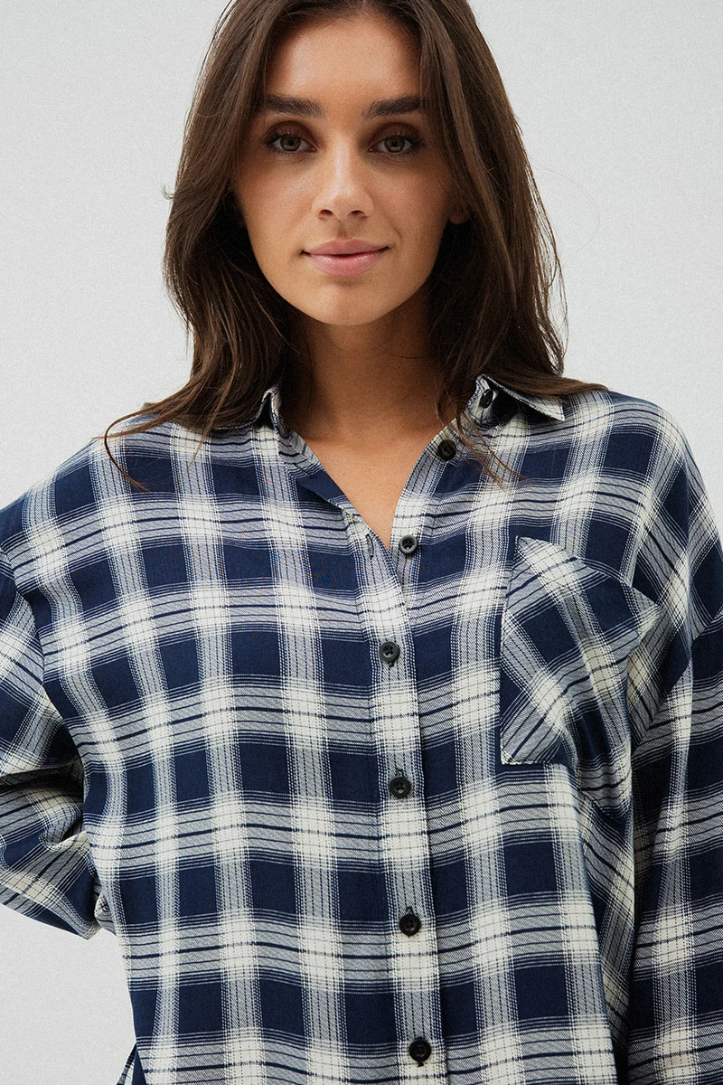 La blouse ample à carreaux