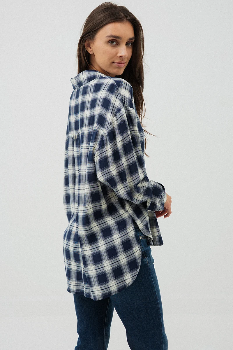 La blouse ample à carreaux