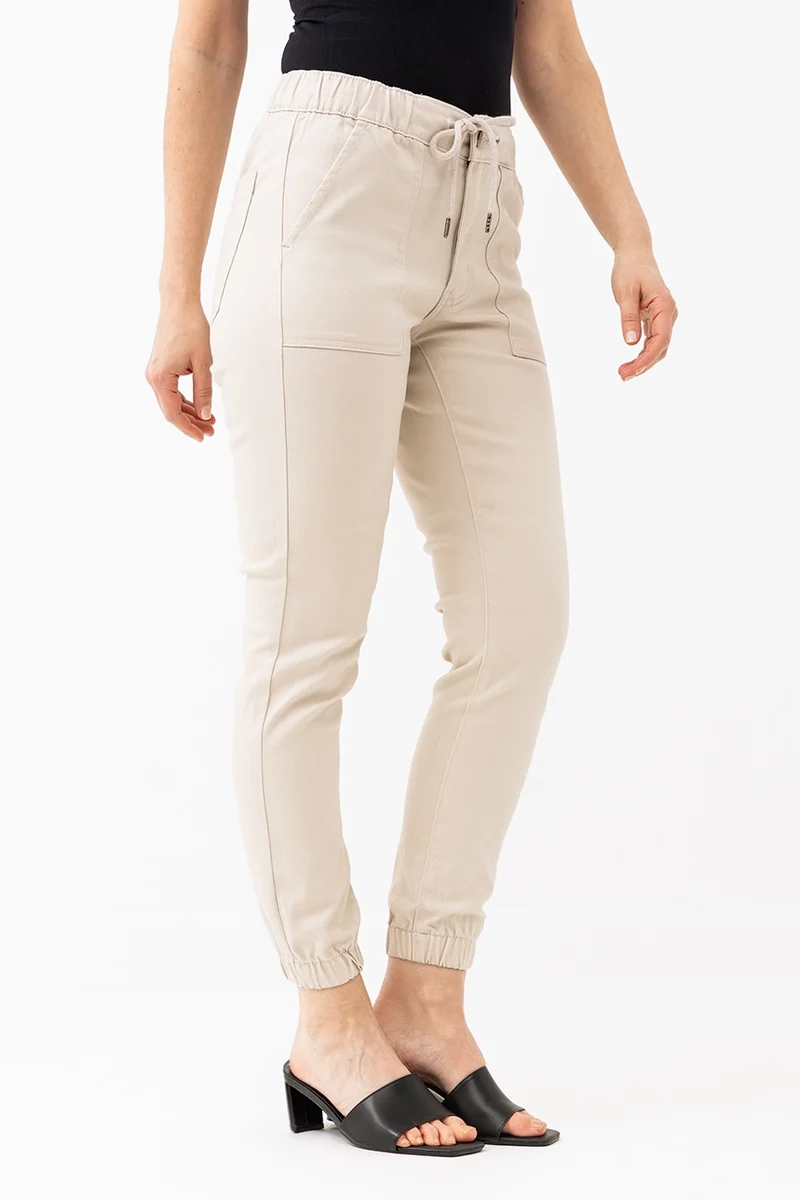 Le jeans jogger de couleur