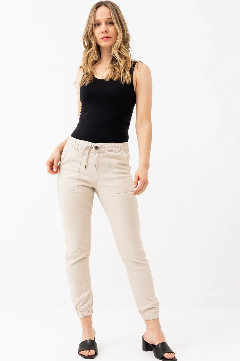 Le jeans jogger de couleur