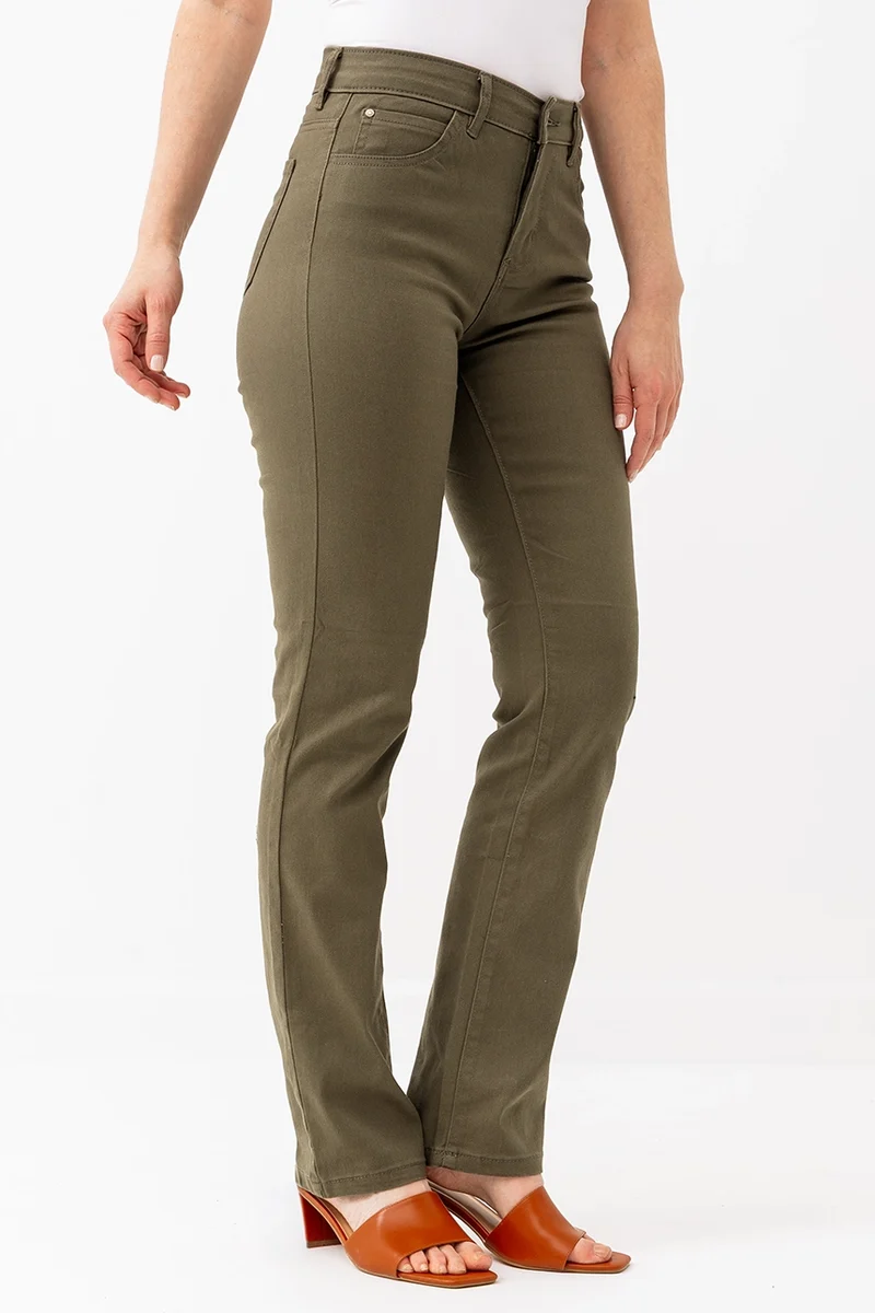 Le jeans droit coloré sculptant