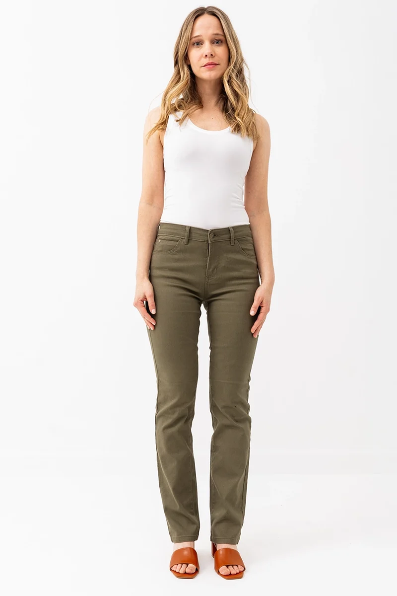 Le jeans droit coloré sculptant