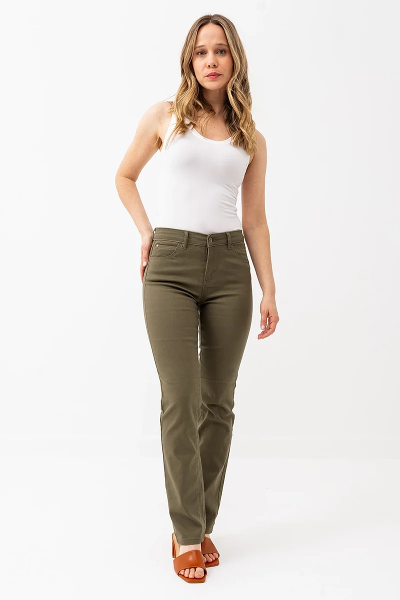 Le jeans droit coloré sculptant
