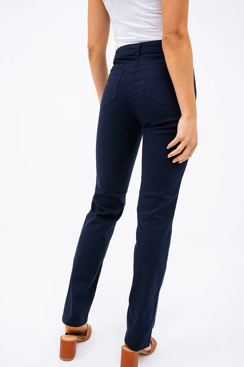 Le jeans droit coloré sculptant