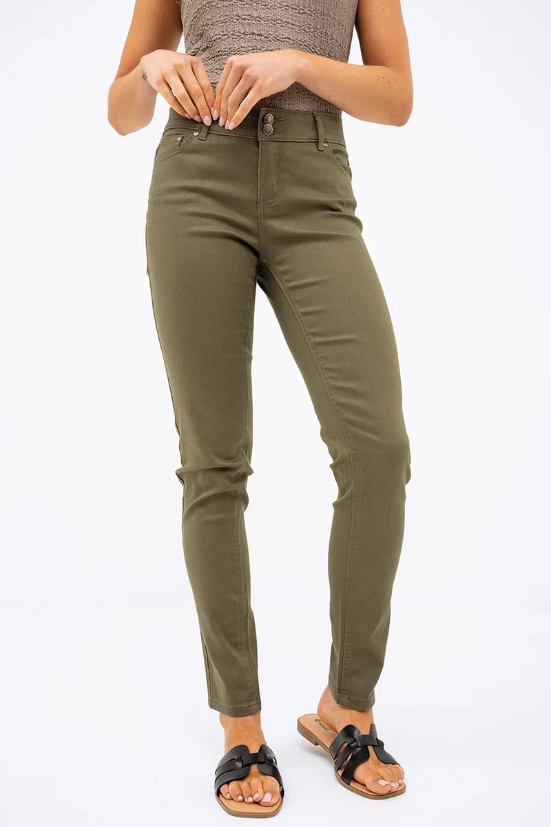 Le jeans étroit coloré sculptant