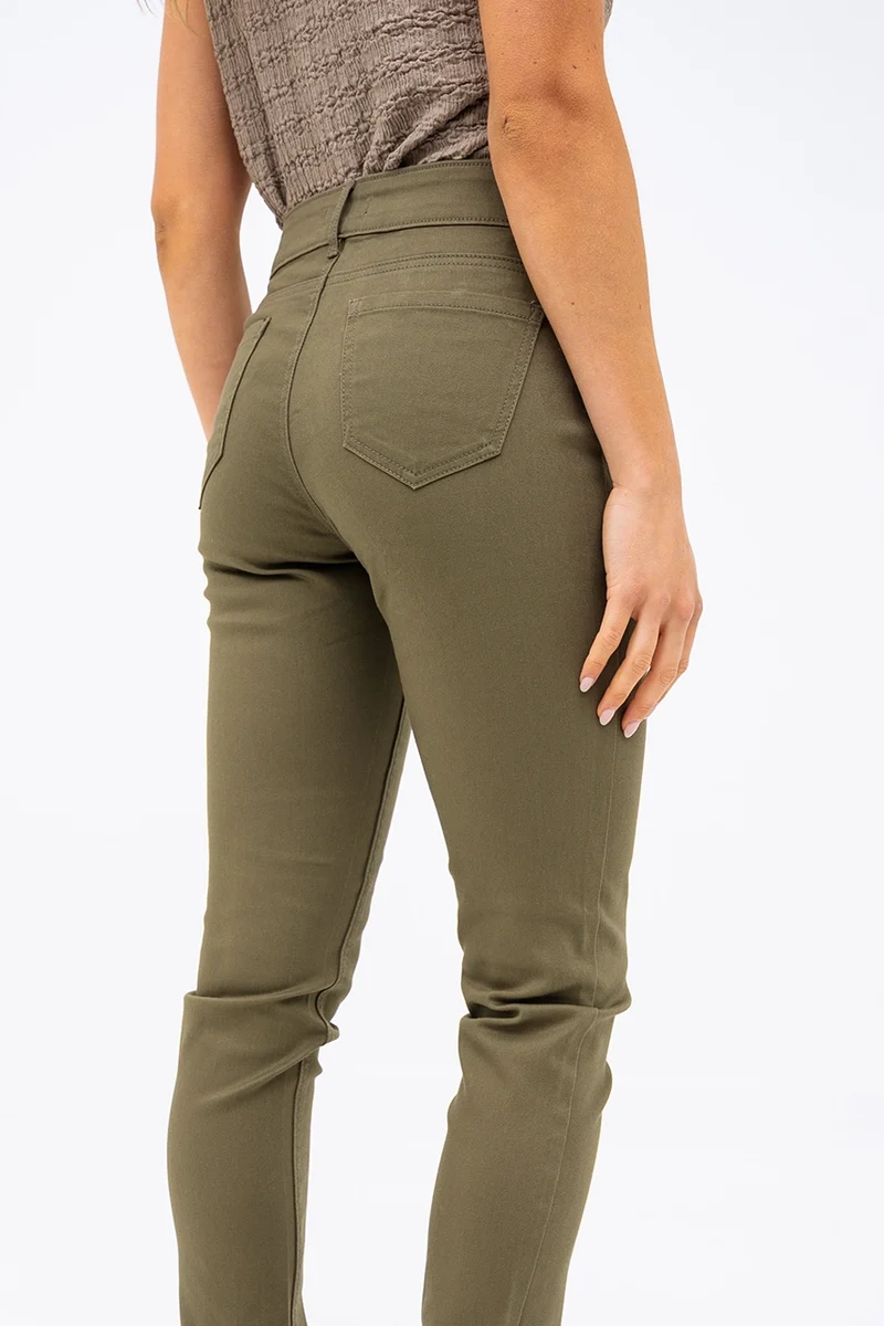 Le jeans étroit coloré sculptant