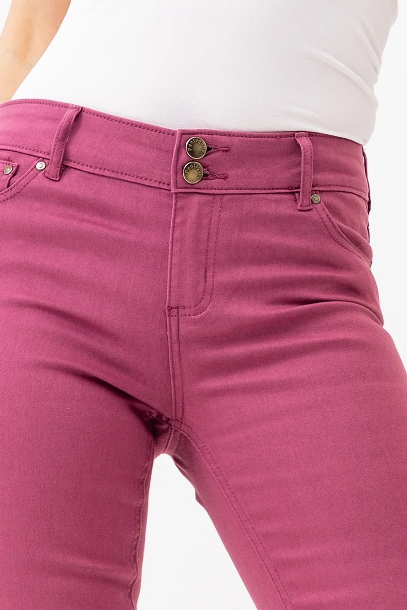 Le jeans étroit coloré sculptant