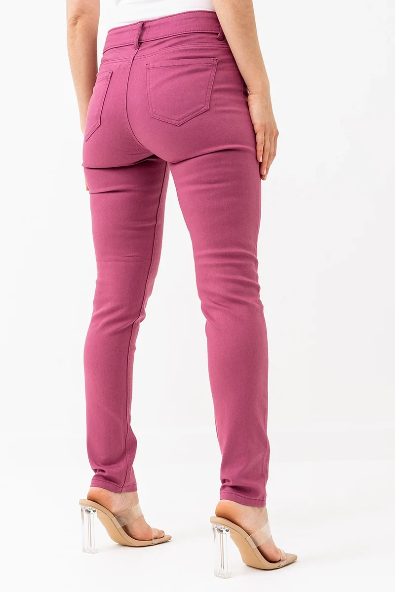 Le jeans étroit coloré sculptant