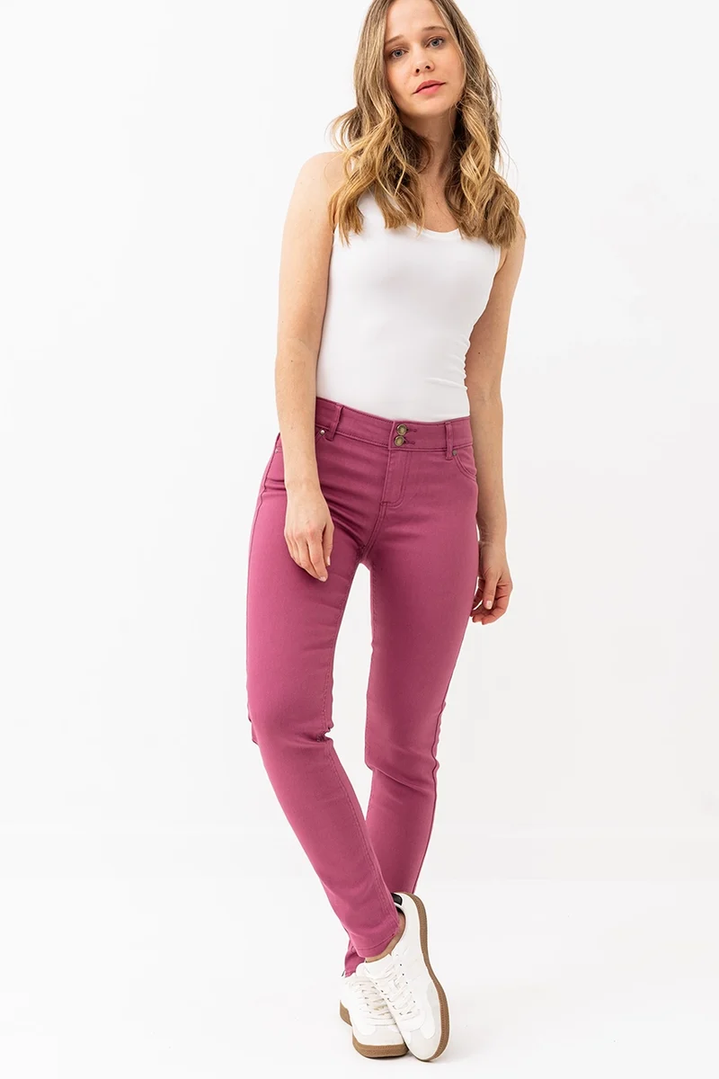 Le jeans étroit coloré sculptant