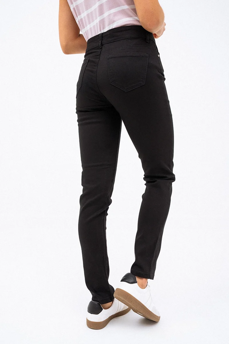 Le jeans étroit coloré sculptant