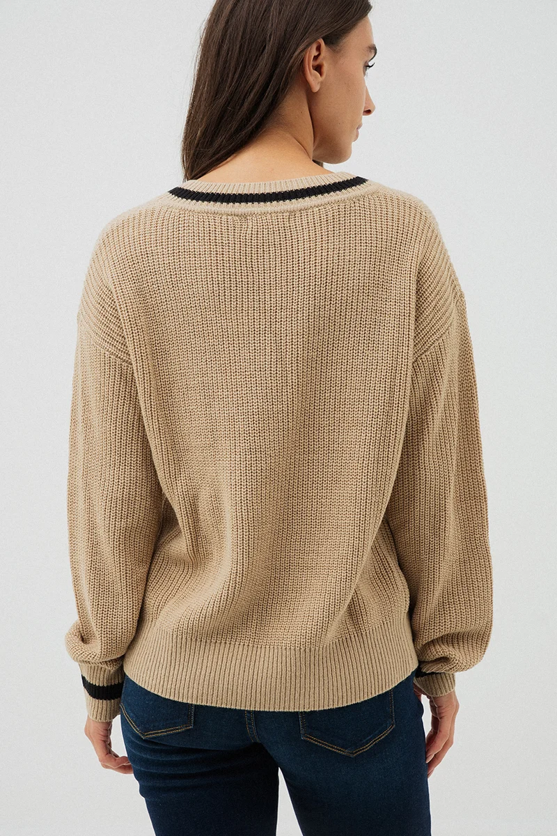 Le chandail en tricot camel et noir
