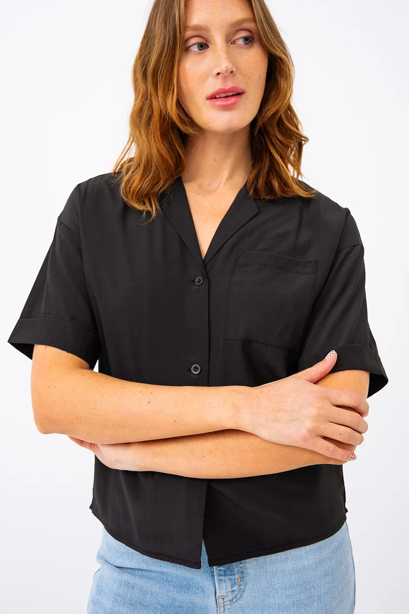 La blouse courte unie