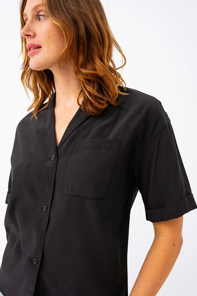 La blouse courte unie