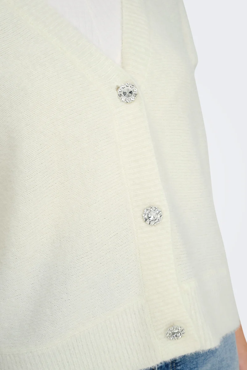 Le cardigan en tricot pelucheux avec boutons en bijou