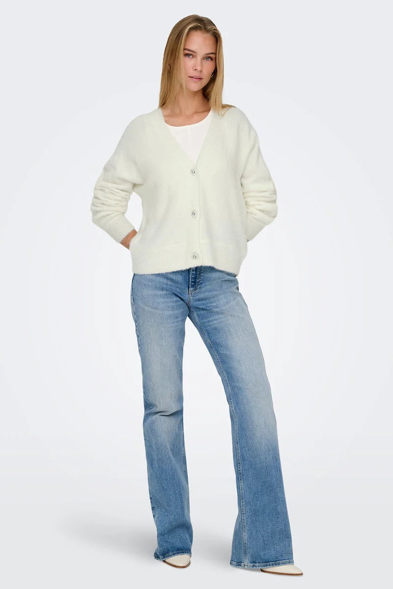 Le cardigan en tricot pelucheux avec boutons en bijou
