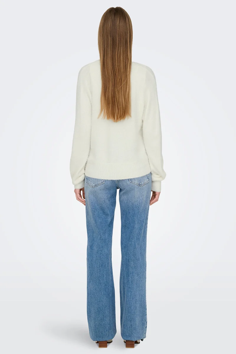 Le cardigan en tricot pelucheux avec boutons en bijou