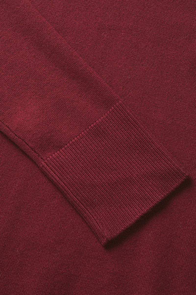 Le chandail en tricot léger près du corps