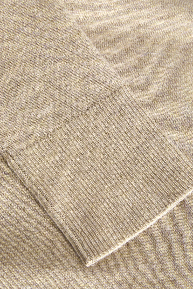 Le chandail en tricot léger près du corps