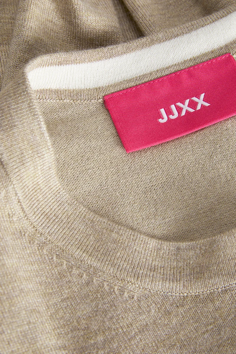 Le chandail en tricot léger près du corps