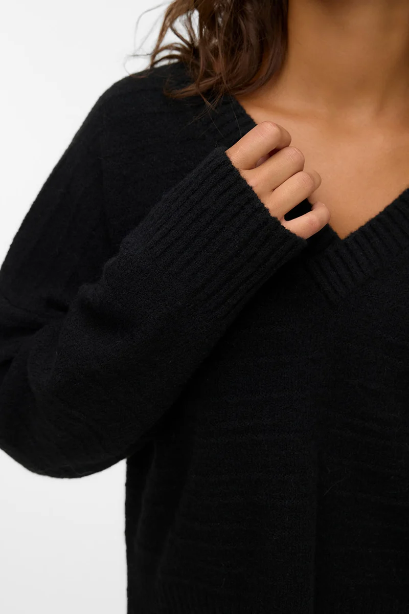 Le chandail en tricot noir col en V