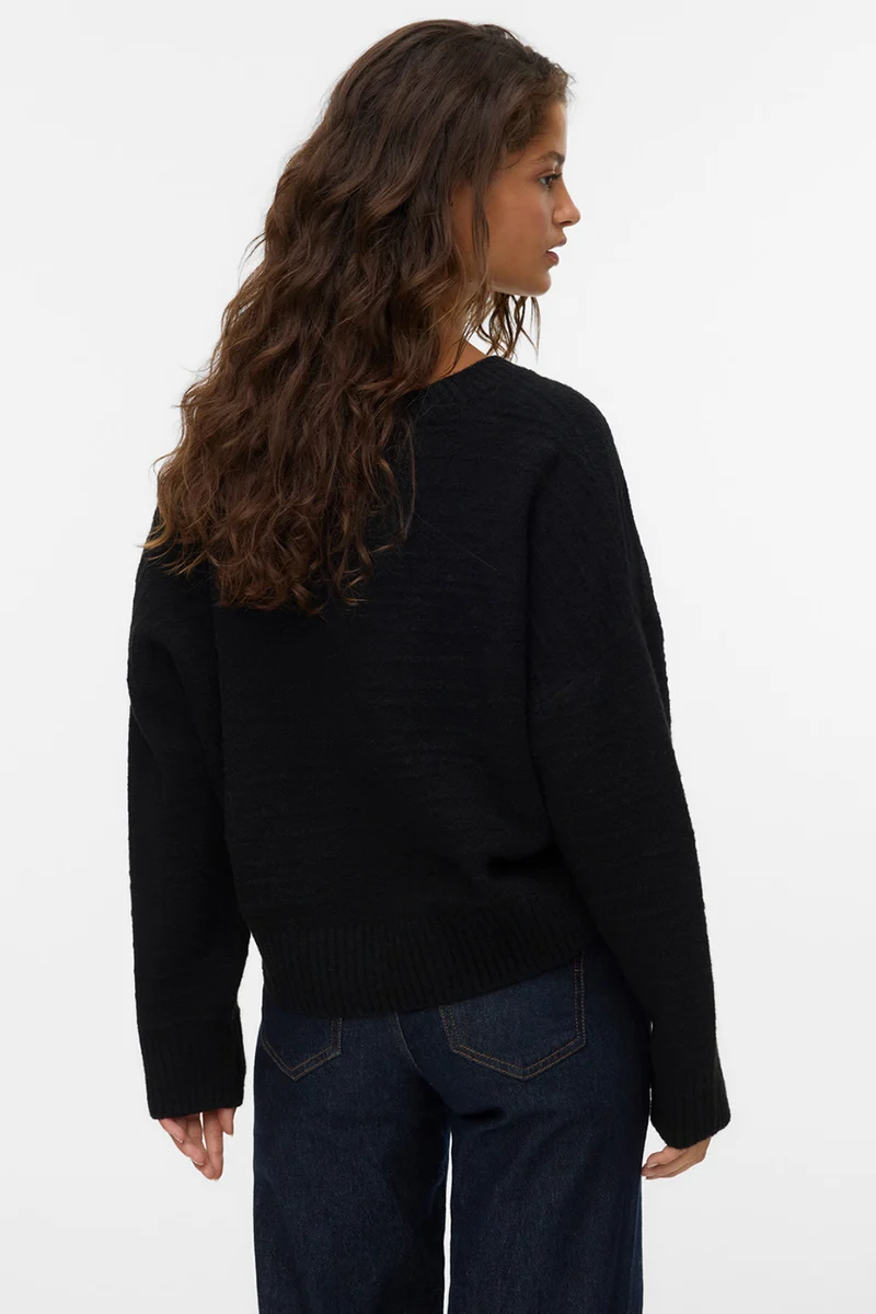 Le chandail en tricot noir col en V