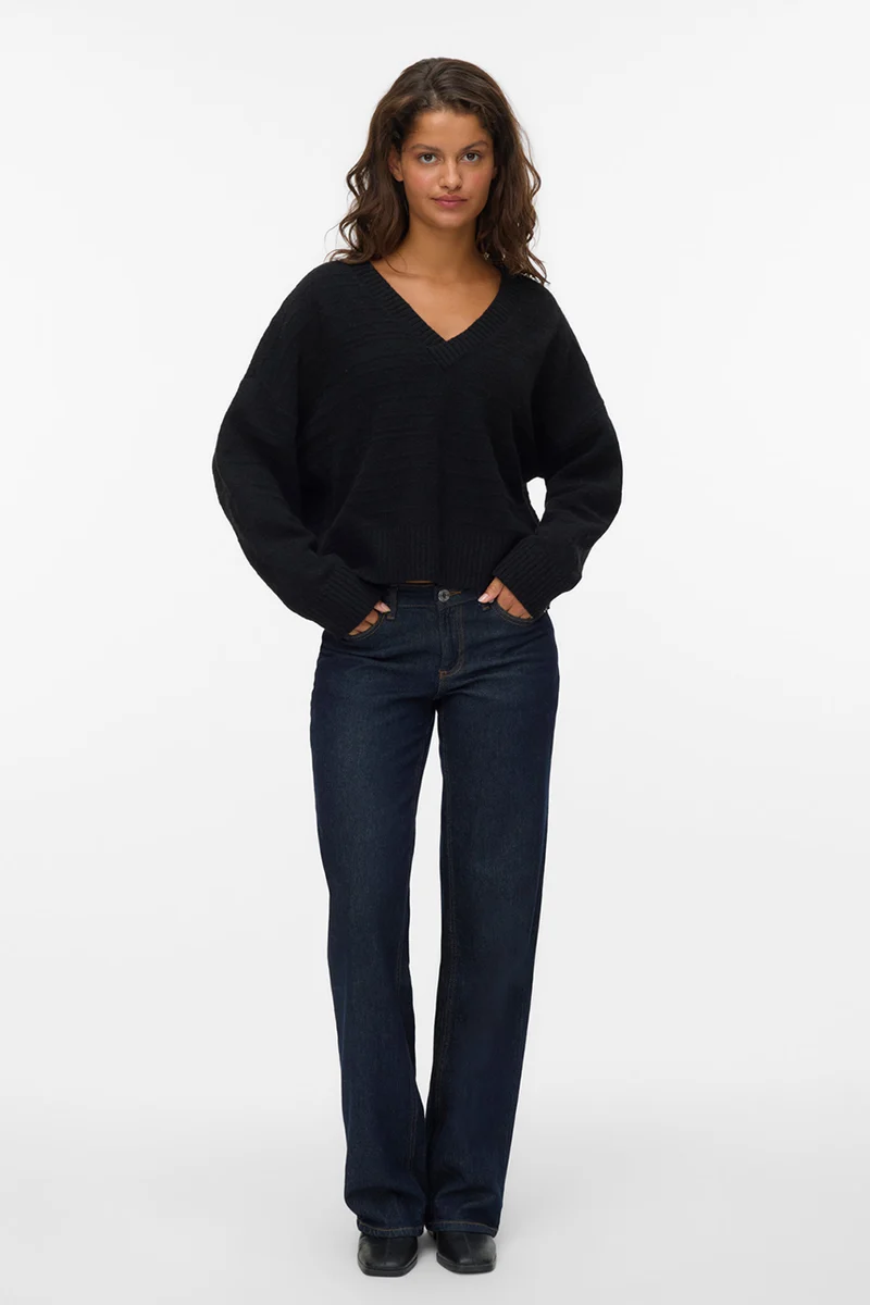 Le chandail en tricot noir col en V