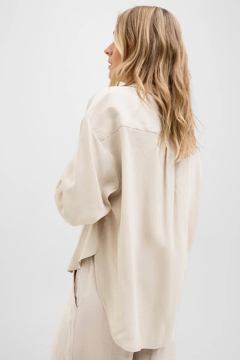 La chemise douce à manches longues