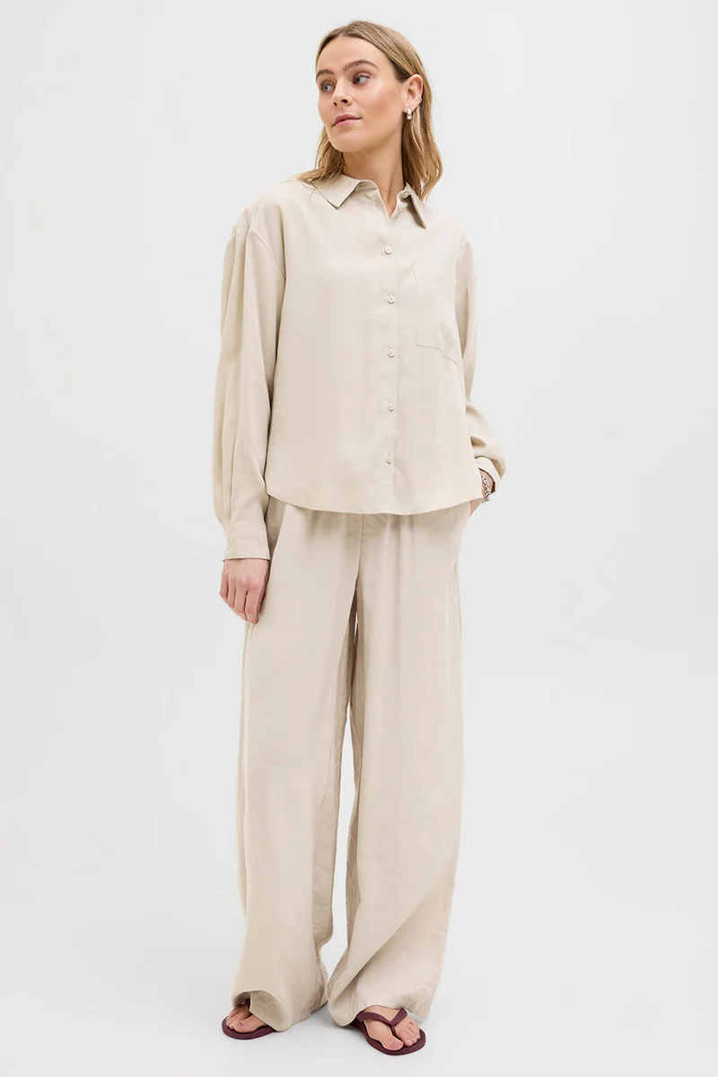 La chemise douce à manches longues