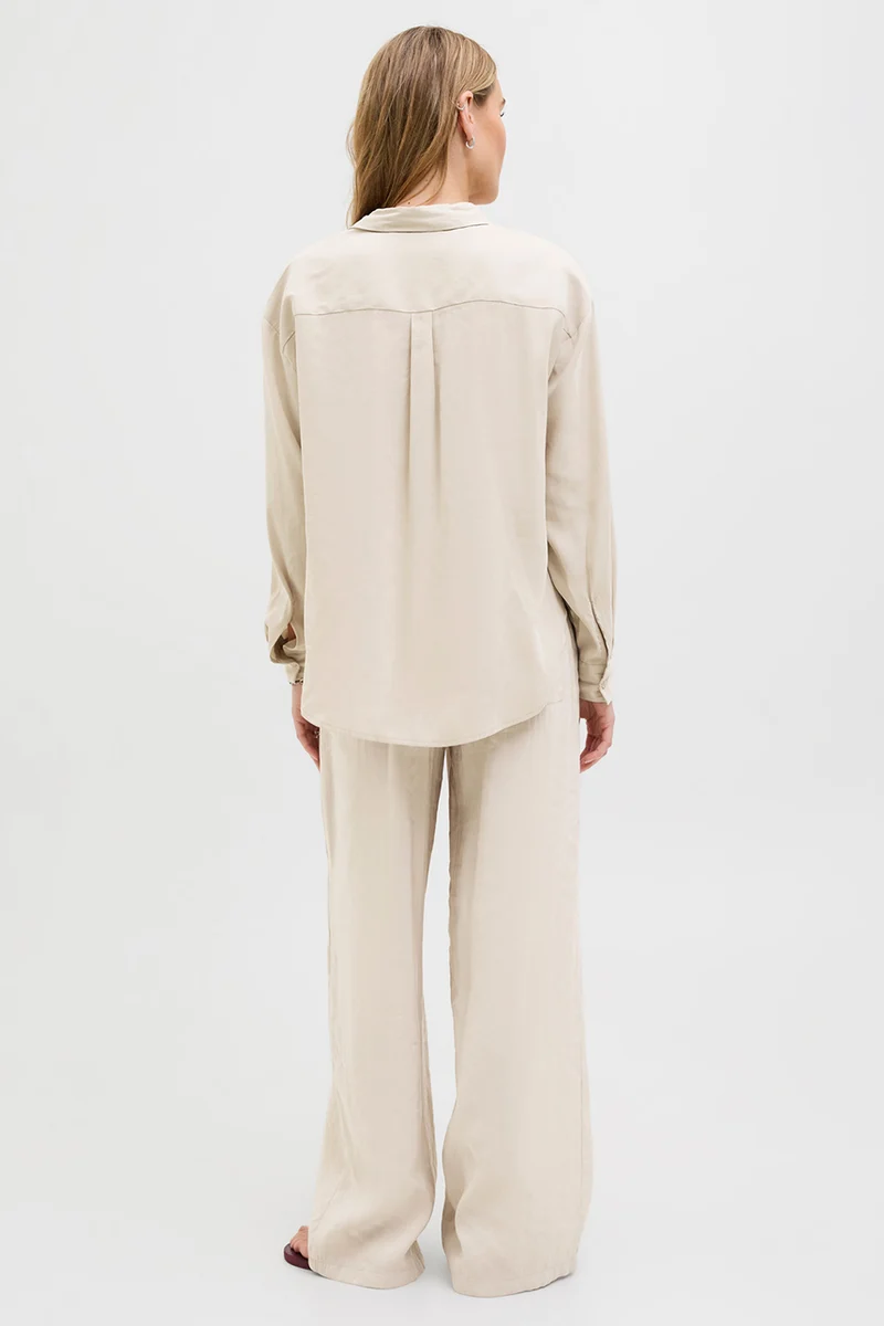 La chemise douce à manches longues