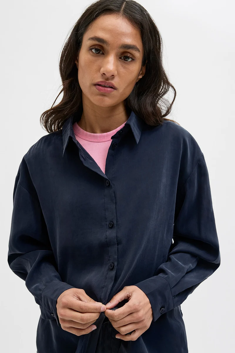 La chemise douce à manches longues