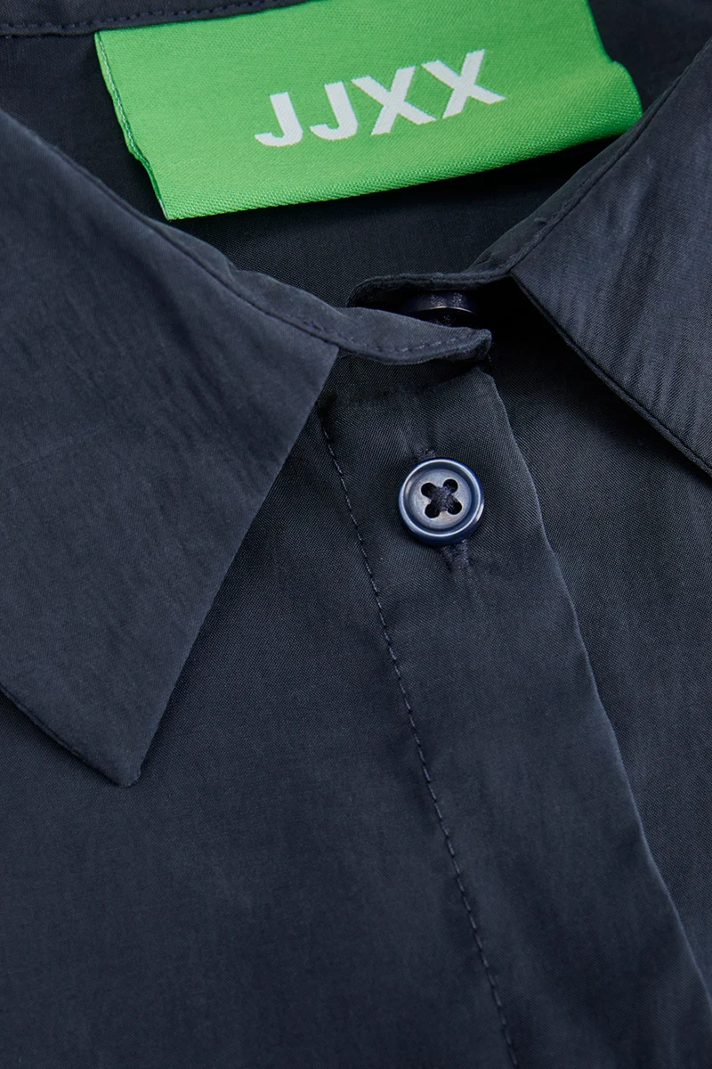 La chemise douce à manches longues